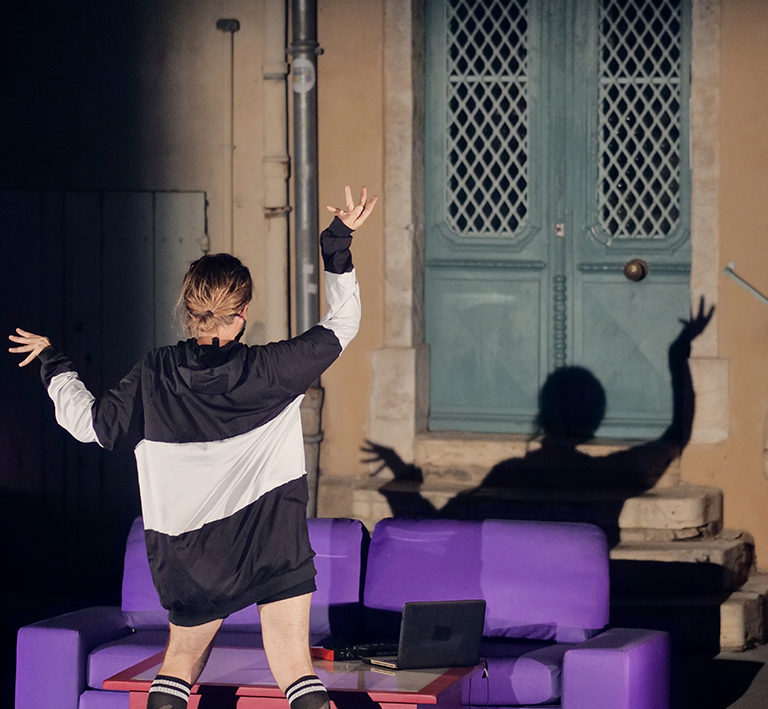 Danser dans mon petit salon sans me poser de questions